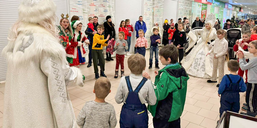 Письма дошли до новогоднего волшебника в Макси!