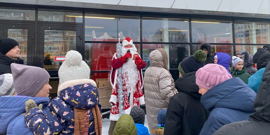 Письма дошли до новогоднего волшебника в Макси!