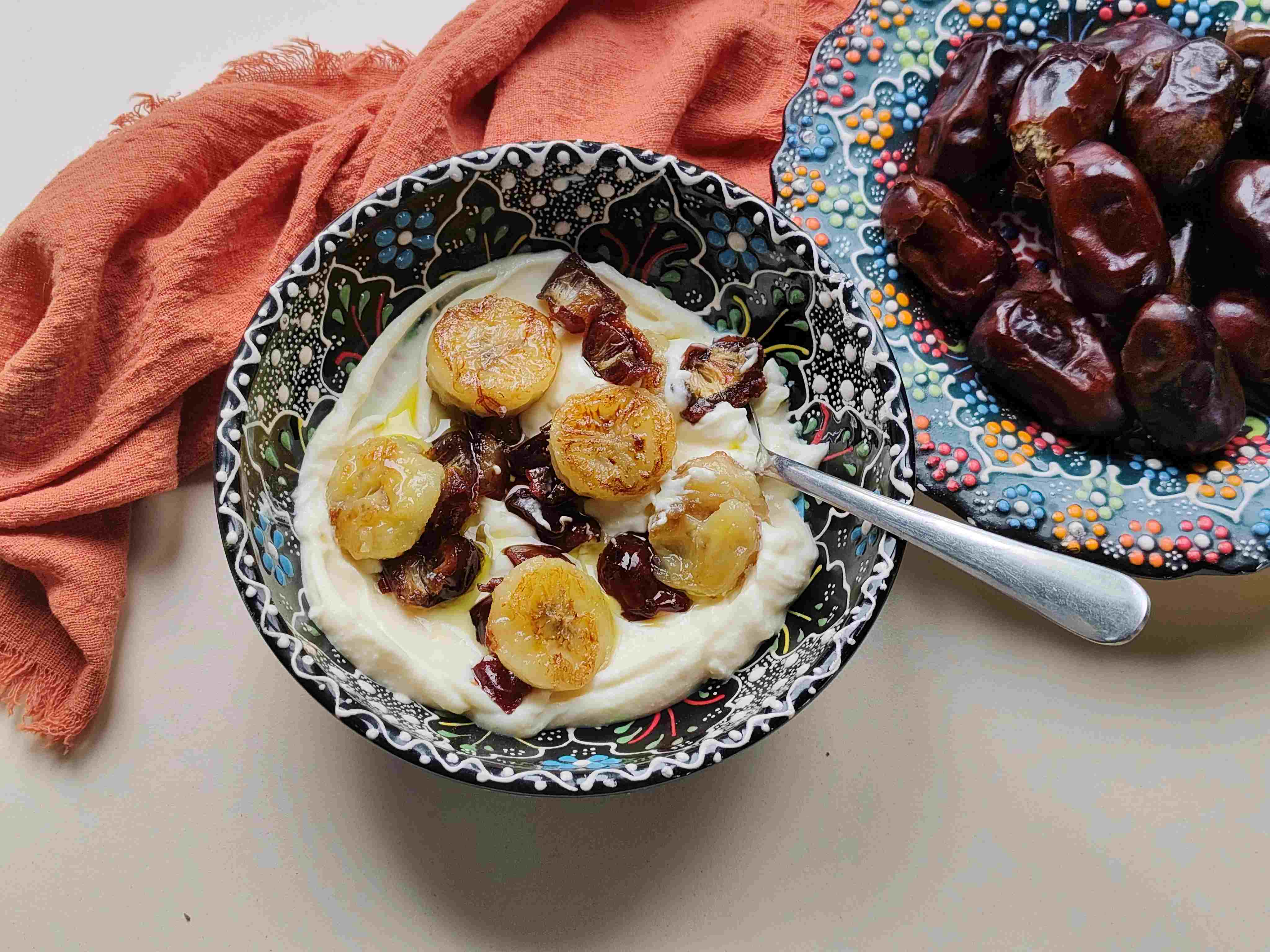 Боул с жареными финиками и бананами