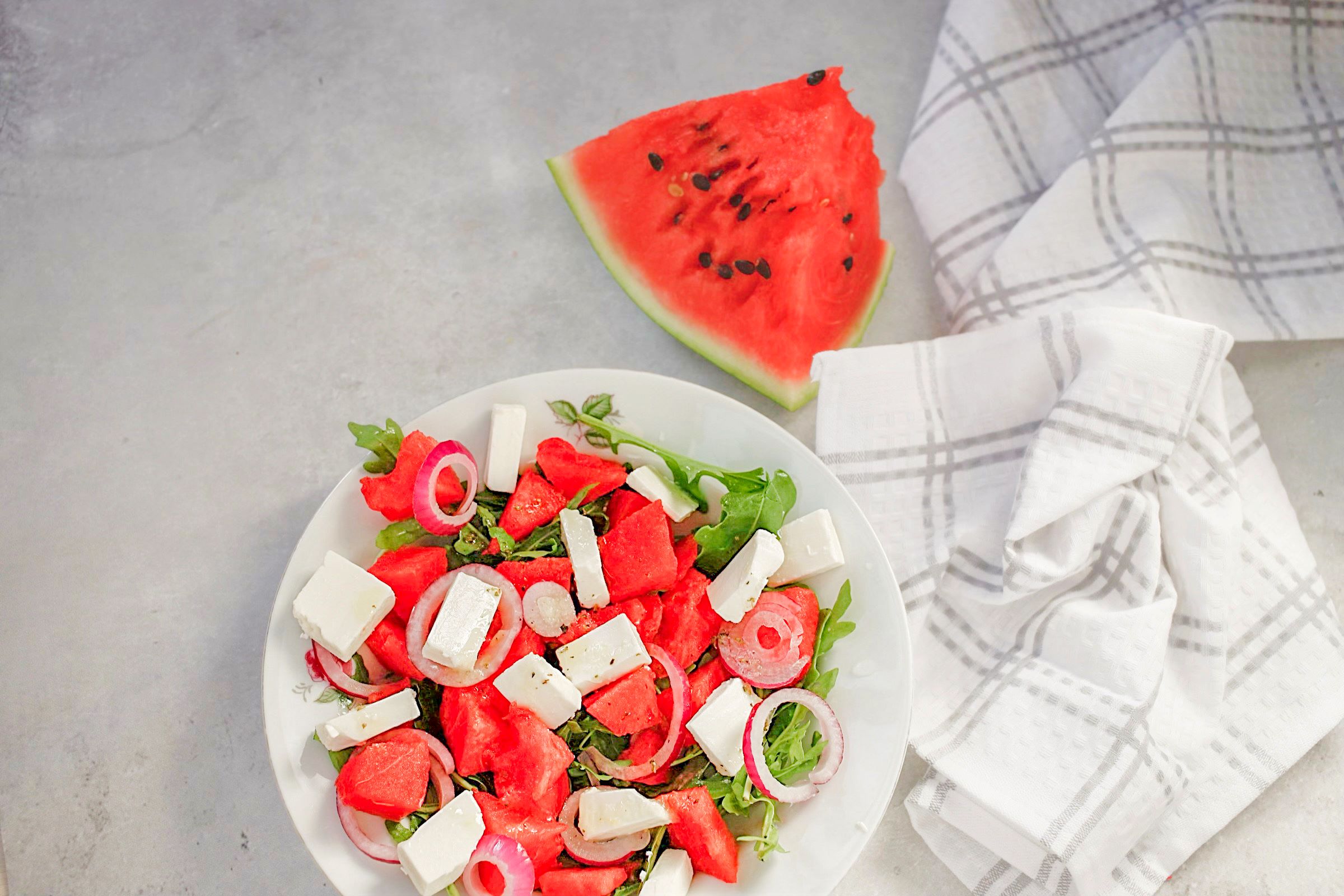 Салат с арбузом, руколой и сыром