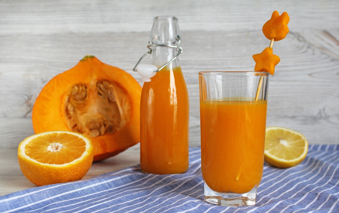 Приготовить сок из тыквы в домашних. Сок из тыквы с апельсином. Чем полезен тыквенный сок с мякотью для женщин. Стих в подарок к банке сока из тыквы с апельсином. Сок тыква апельсин купить.