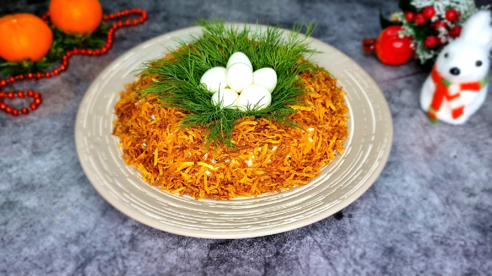 «Гнездо глухаря» - популярный салат с хрустящей картошкой. Вкусное сытное блюдо займёт достойное место на праздничном столе. 