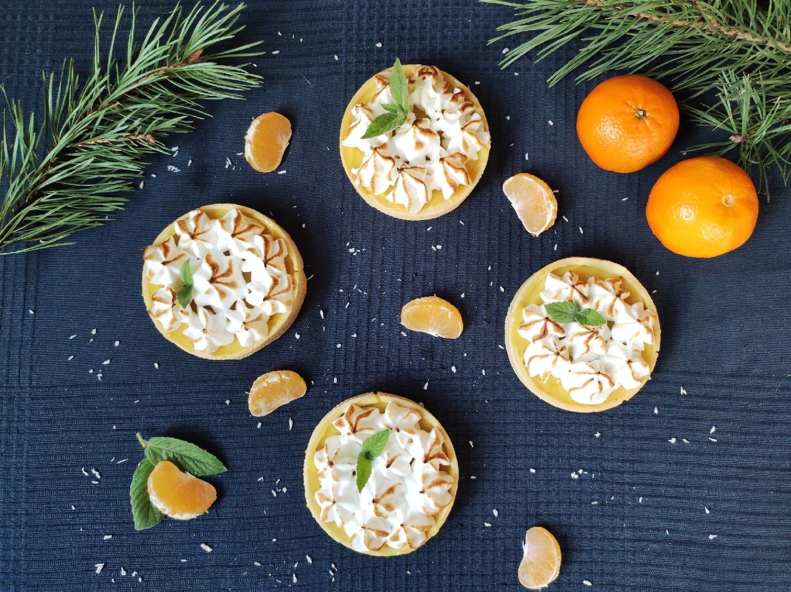 Тарталетки с мандариновым кремом и меренгой