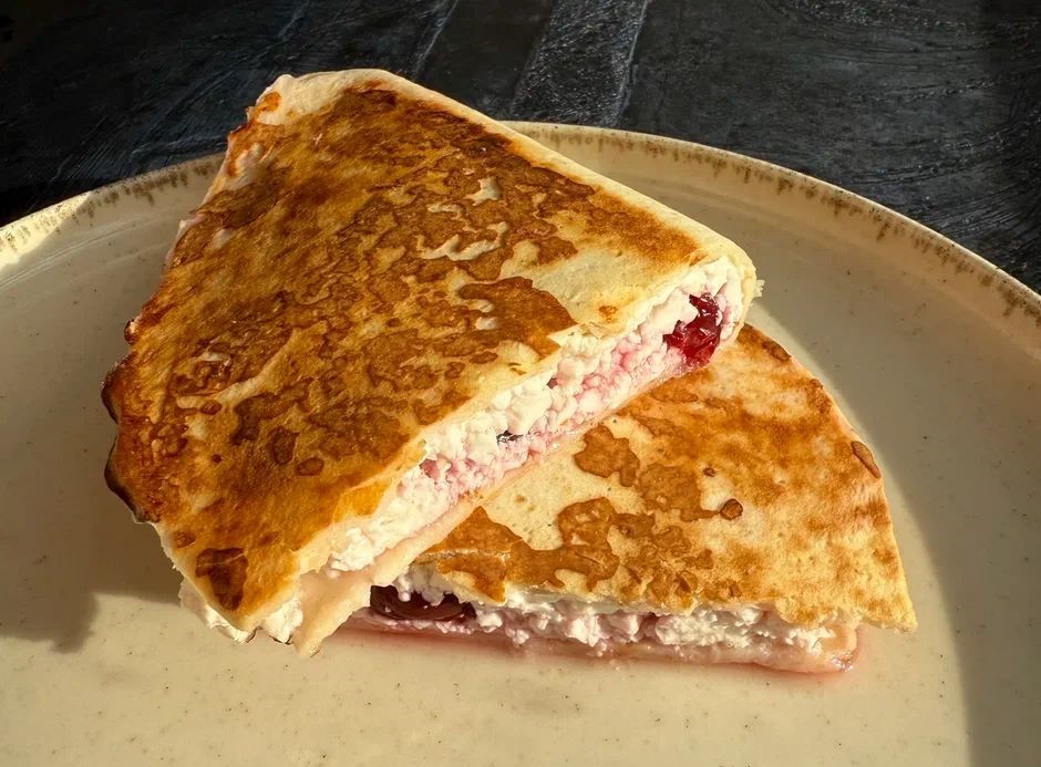 Творожный пирожок с вишней