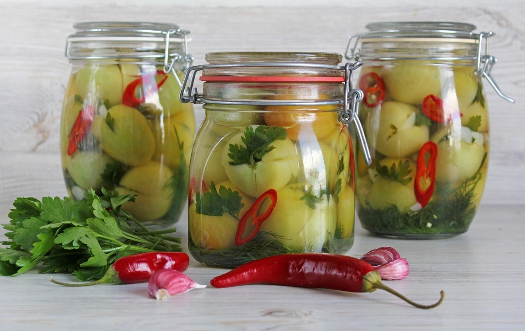 Острые зелёные помидоры с чесноком