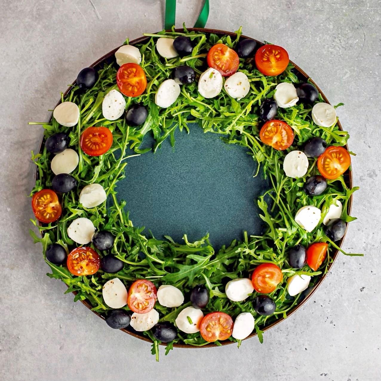 Салат из руколы с моцареллой и маслинами