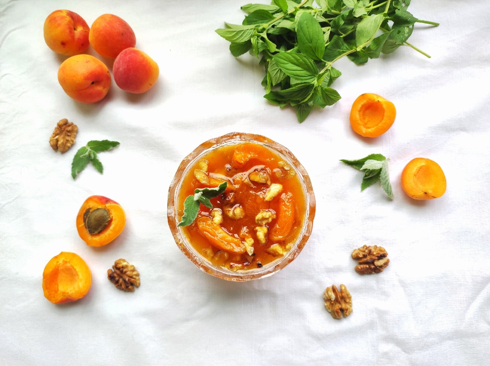 Абрикосовое варенье с грецкими орехами