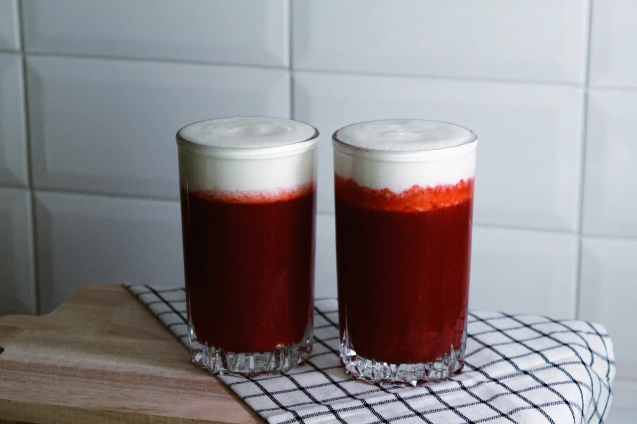 Клубничный напиток с чаем