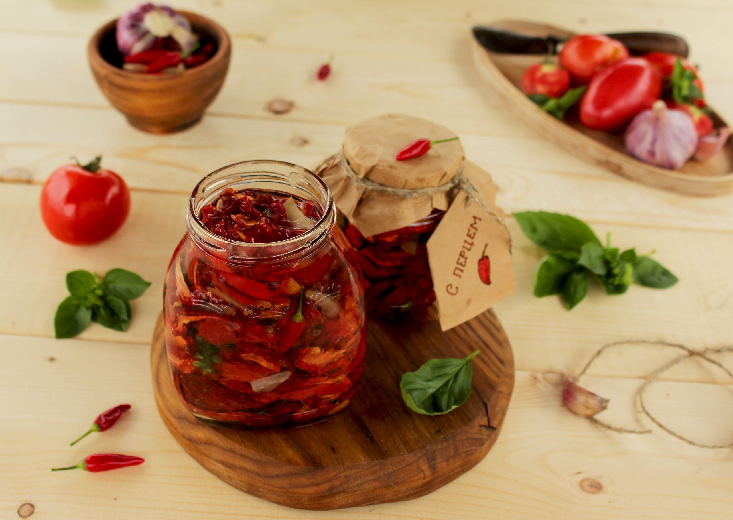 Вяленые томаты с базиликом и перцем чили