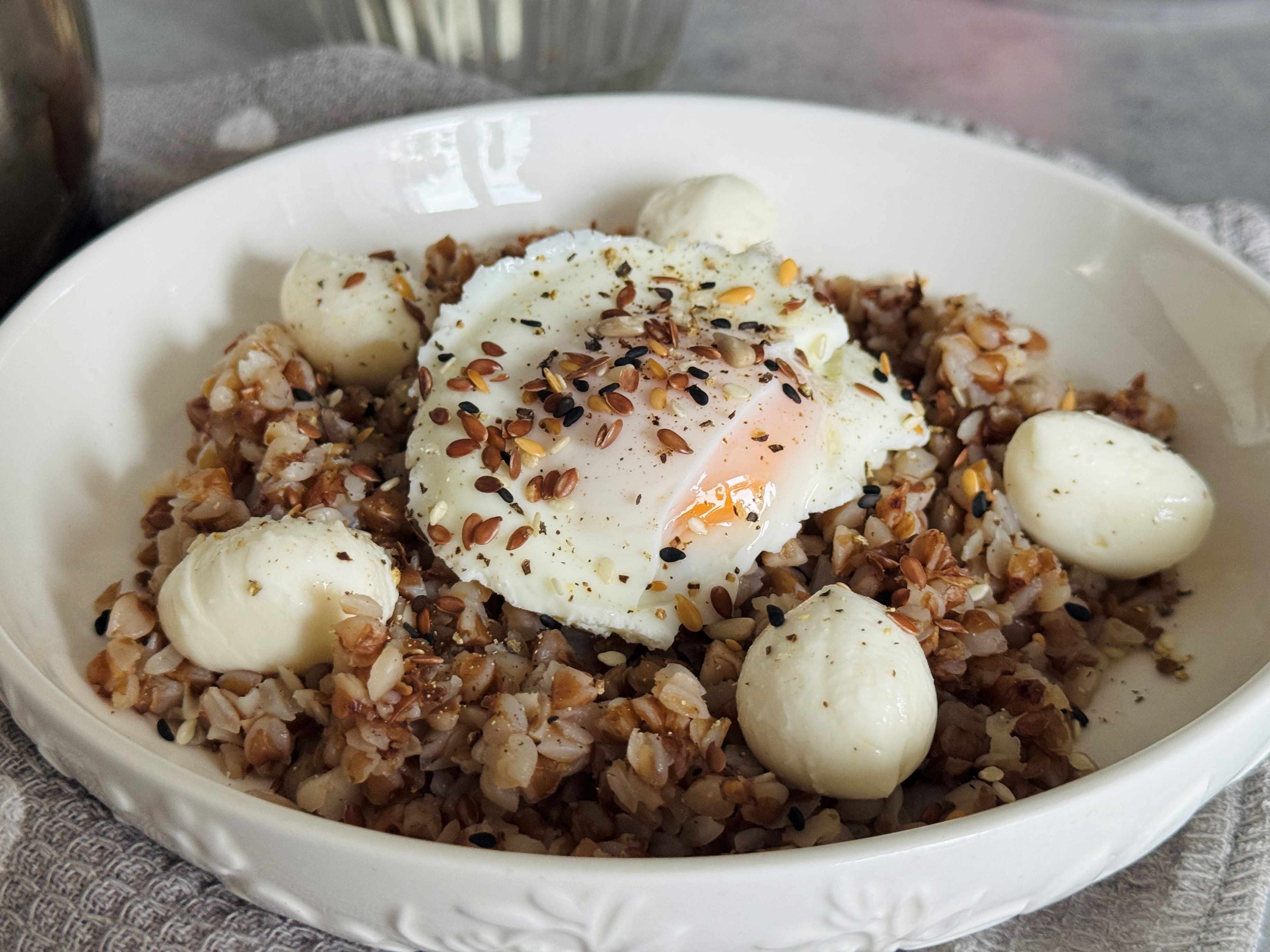 Гречневая каша с яйцом пашот и сыром моцарелла